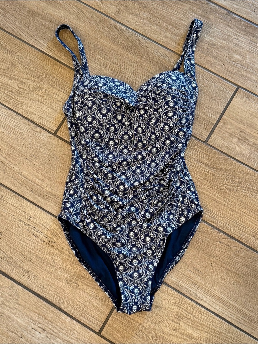 Nip Tuck Swim Joanne Twist Front Multi-Fit Cup Swimsuit Size 4 Blue
Print